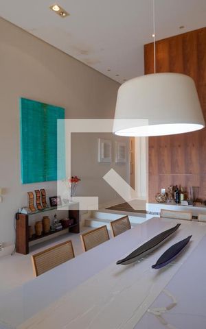 Casa de condomínio à venda com 690m², 4 quartos e 3 vagas Casa de condomínio à venda com 690m², 4 quartos e 3 vagasSalas