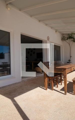 Casa de condomínio à venda com 690m², 4 quartos e 3 vagas Casa de condomínio à venda com 690m², 4 quartos e 3 vagasVaranda