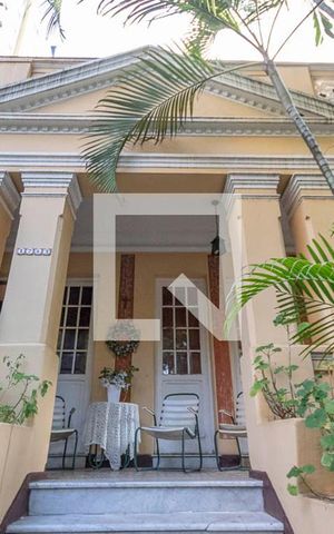 Casa à venda com 330m², 7 quartos e 4 vagas Casa à venda com 330m², 7 quartos e 4 vagasFachada
