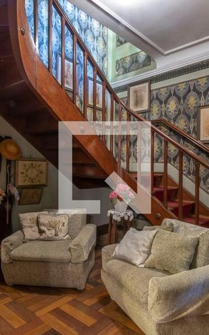 Casa à venda com 330m², 7 quartos e 4 vagas Casa à venda com 330m², 7 quartos e 4 vagasSala