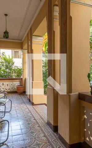 Casa à venda com 330m², 7 quartos e 4 vagas Casa à venda com 330m², 7 quartos e 4 vagasVaranda