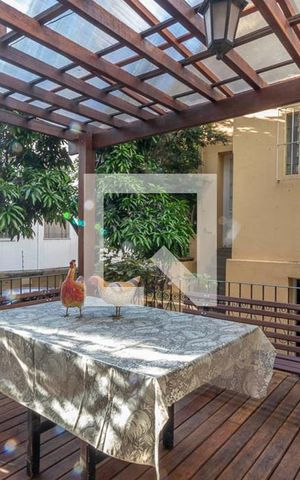 Casa à venda com 330m², 7 quartos e 4 vagas Casa à venda com 330m², 7 quartos e 4 vagasÁrea externa
