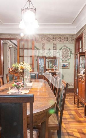 Casa à venda com 330m², 7 quartos e 4 vagas Casa à venda com 330m², 7 quartos e 4 vagasSala