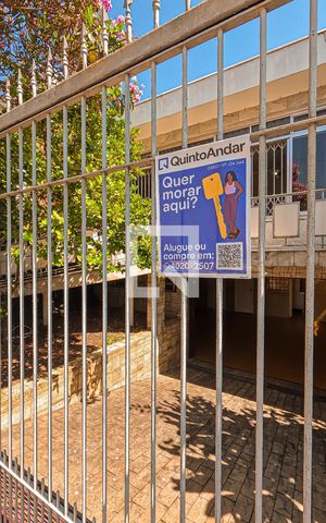 Casa à venda com 250m², 3 quartos e 4 vagas Casa à venda com 250m², 3 quartos e 4 vagasPlaca