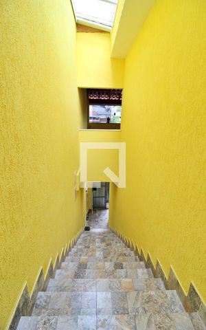 Casa à venda com 147m², 2 quartos e 2 vagasEscada