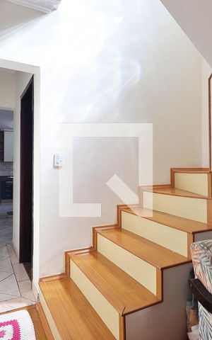 Casa à venda com 176m², 3 quartos e 2 vagasEscada