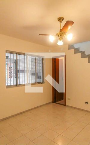 Casa para alugar com 100m², 2 quartos e 2 vagas Casa para alugar com 100m², 2 quartos e 2 vagasSala