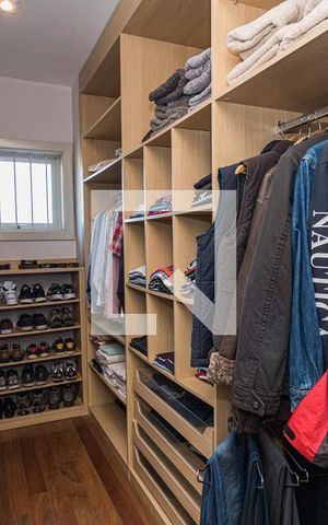 Casa à venda com 729m², 4 quartos e 6 vagasCloset da suíte 3