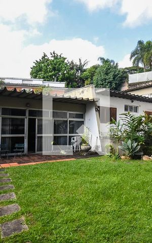 Casa à venda com 300m², 4 quartos e 5 vagas Casa à venda com 300m², 4 quartos e 5 vagasFachada posterior