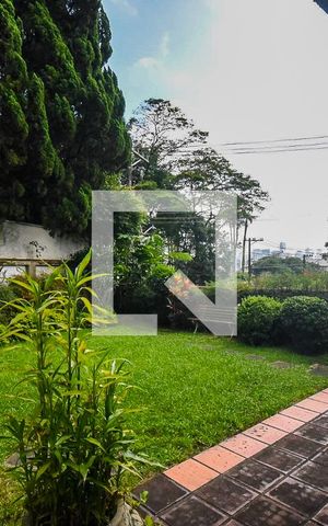 Casa à venda com 300m², 4 quartos e 5 vagas Casa à venda com 300m², 4 quartos e 5 vagasVaranda