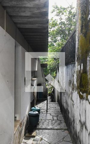 Casa à venda com 300m², 4 quartos e 5 vagas Casa à venda com 300m², 4 quartos e 5 vagasLateral
