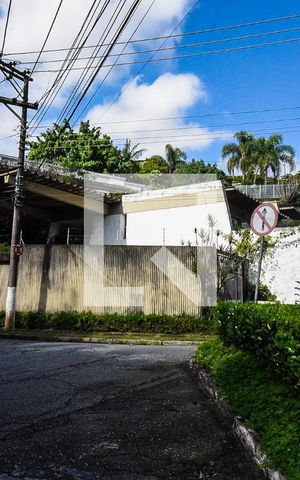 Casa à venda com 300m², 4 quartos e 5 vagas Casa à venda com 300m², 4 quartos e 5 vagasFachada