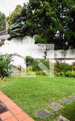 Casa à venda com 300m², 4 quartos e 5 vagas Casa à venda com 300m², 4 quartos e 5 vagasVaranda