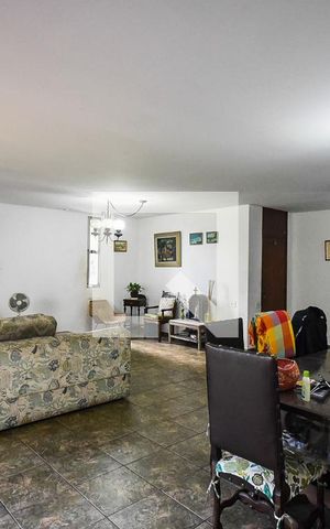 Casa à venda com 300m², 4 quartos e 5 vagas Casa à venda com 300m², 4 quartos e 5 vagasSala