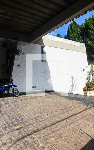 Casa à venda com 300m², 4 quartos e 5 vagas Casa à venda com 300m², 4 quartos e 5 vagasGaragem