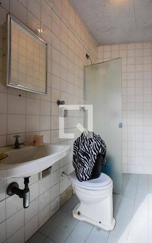 Casa à venda com 300m², 4 quartos e 5 vagas Casa à venda com 300m², 4 quartos e 5 vagasBanheiro de Serviço