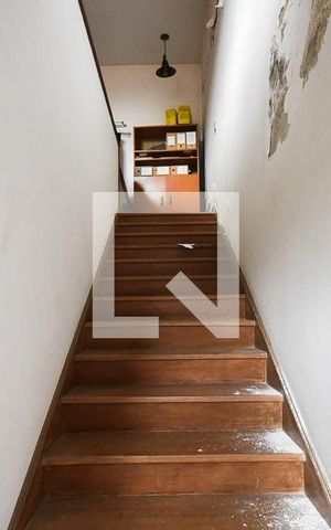 Casa à venda com 300m², 4 quartos e 5 vagas Casa à venda com 300m², 4 quartos e 5 vagasEscada de acesso para edícula