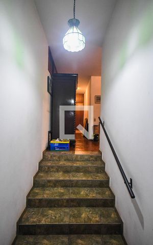 Casa à venda com 300m², 4 quartos e 5 vagas Casa à venda com 300m², 4 quartos e 5 vagasCorredor