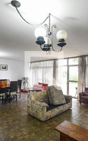 Casa à venda com 300m², 4 quartos e 5 vagas Casa à venda com 300m², 4 quartos e 5 vagasSala