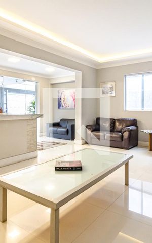 Casa à venda com 540m², 6 quartos e 8 vagas Casa à venda com 540m², 6 quartos e 8 vagasSala