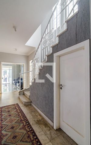 Casa à venda com 540m², 6 quartos e 8 vagas Casa à venda com 540m², 6 quartos e 8 vagasEscada