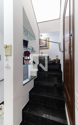 Casa para alugar com 390m², 5 quartos e 4 vagas Casa para alugar com 390m², 5 quartos e 4 vagasEscada
