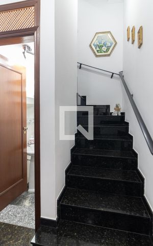 Casa para alugar com 390m², 5 quartos e 4 vagas Casa para alugar com 390m², 5 quartos e 4 vagasEscada