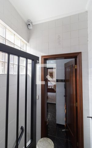 Casa para alugar com 390m², 5 quartos e 4 vagas Casa para alugar com 390m², 5 quartos e 4 vagasEscada
