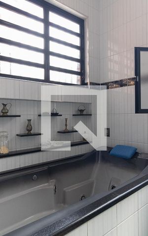 Casa para alugar com 390m², 5 quartos e 4 vagas Casa para alugar com 390m², 5 quartos e 4 vagasBanheiro da Suíte 1