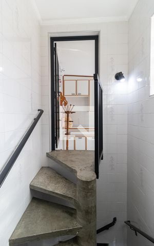 Casa para alugar com 390m², 5 quartos e 4 vagas Casa para alugar com 390m², 5 quartos e 4 vagasEscada