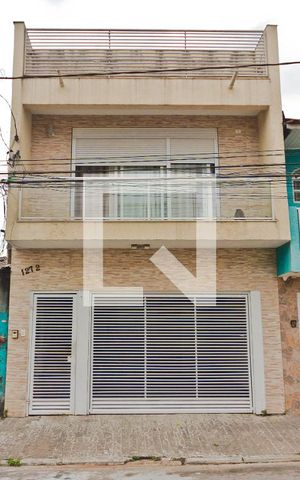 Casa à venda com 230m², 4 quartos e 1 vaga Casa à venda com 230m², 4 quartos e 1 vagaFachada