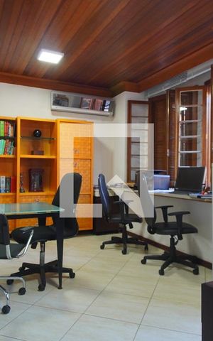 Casa à venda com 340m², 4 quartos e 2 vagasEscritório 