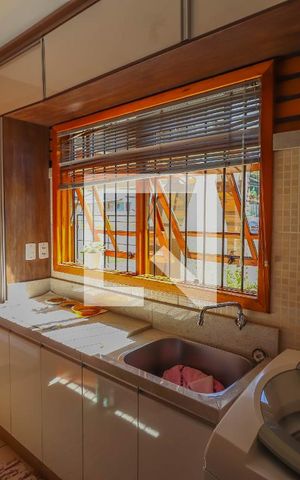 Casa à venda com 214m², 4 quartos e 2 vagas Casa à venda com 214m², 4 quartos e 2 vagasÁrea de Serviço