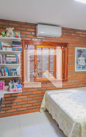 Casa à venda com 214m², 4 quartos e 2 vagas Casa à venda com 214m², 4 quartos e 2 vagasQuarto