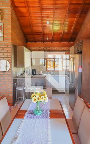 Casa à venda com 214m², 4 quartos e 2 vagas Casa à venda com 214m², 4 quartos e 2 vagasCozinha