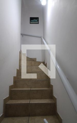 Casa de condomínio à venda com 101m², 3 quartos e 2 vagasEscada
