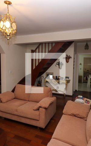 Casa à venda com 200m², 4 quartos e 2 vagas Casa à venda com 200m², 4 quartos e 2 vagasSala de TV