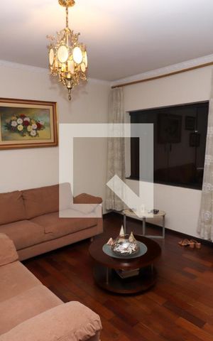Casa à venda com 200m², 4 quartos e 2 vagas Casa à venda com 200m², 4 quartos e 2 vagasSala de TV