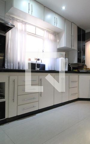 Casa à venda com 200m², 4 quartos e 2 vagasCozinha - Armários