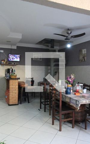 Casa à venda com 200m², 4 quartos e 2 vagasChurrasqueira e área de lazer 