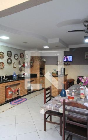 Casa à venda com 200m², 4 quartos e 2 vagasChurrasqueira e área de lazer 