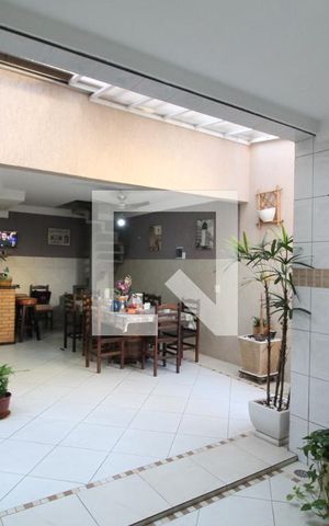 Casa à venda com 200m², 4 quartos e 2 vagasChurrasqueira e área de lazer 
