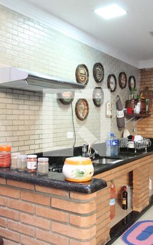 Casa à venda com 200m², 4 quartos e 2 vagasChurrasqueira e área de lazer 