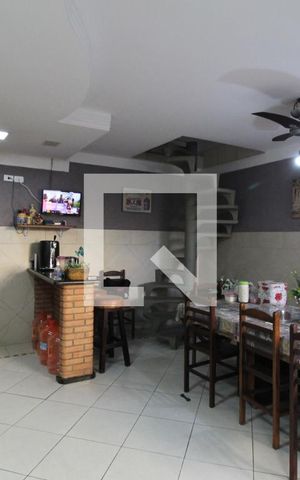 Casa à venda com 200m², 4 quartos e 2 vagasChurrasqueira e área de lazer 