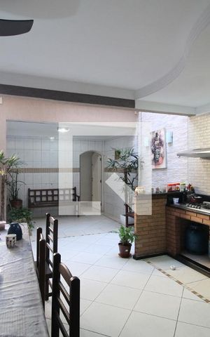 Casa à venda com 200m², 4 quartos e 2 vagasChurrasqueira e área de lazer 
