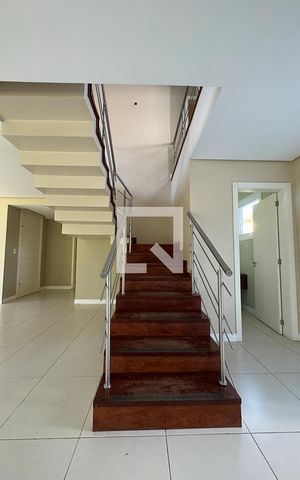 Casa à venda com 300m², 4 quartos e 4 vagasEscada
