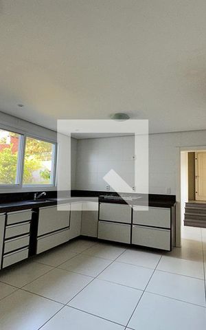 Casa à venda com 300m², 4 quartos e 4 vagasCozinha
