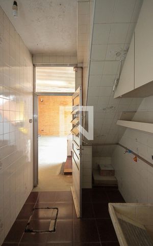 Casa à venda com 400m², 5 quartos e 8 vagas Casa à venda com 400m², 5 quartos e 8 vagasÁrea de Serviço casa 02