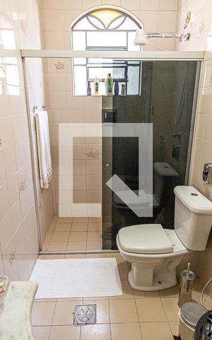 Casa à venda com 360m², 4 quartos e 6 vagas Casa à venda com 360m², 4 quartos e 6 vagasBanheiro da suíte