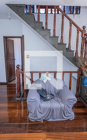 Casa à venda com 360m², 4 quartos e 6 vagas Casa à venda com 360m², 4 quartos e 6 vagasSala / 2º andar